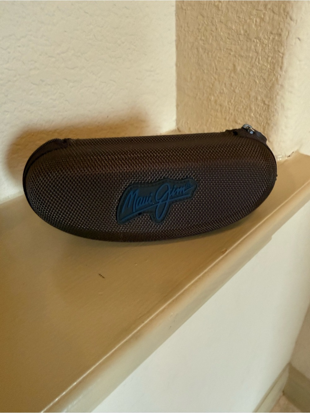 Maui Jim  Textured Hard Case with Blue Logo
